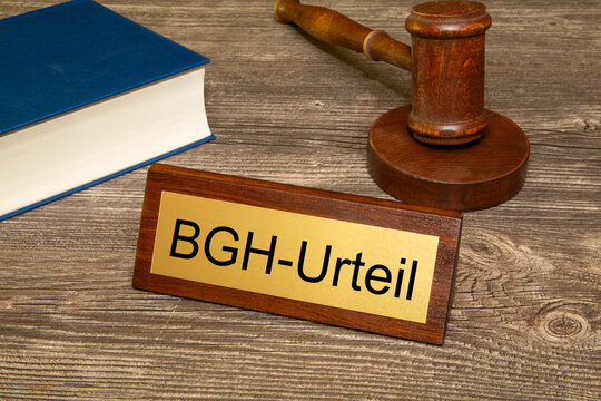 Symbolbild BGH (Bundesgerichtshof): Richterhammer neben einem Messingsschild mit der Aufschrift BGH-URTEIL (Composing)