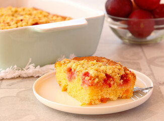 Fruit crumble topping cake, sliced