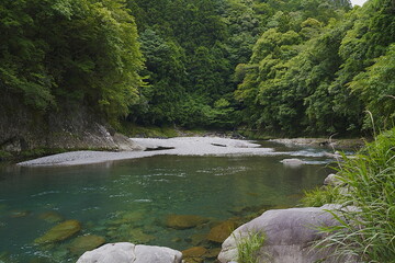 山中に流れる清らかな川。