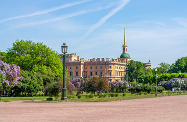 Fototapeta premium Saint Michael's castle (Mikhailovsky Castle or Engineers' Castle) and Field of Mars, St. Petersburg, Russia