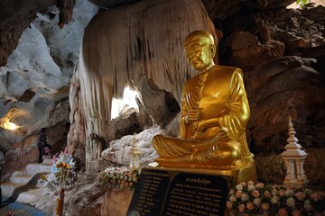 Obraz premium Tham Kra Sae洞窟のお寺