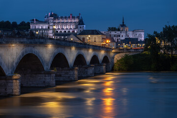 Obraz premium Amboise town and Chateau de Amboise at sunset
