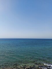 Obraz premium Djibouti Khor Ambado Beach: Indian Ocean Paradise with Mountain Views