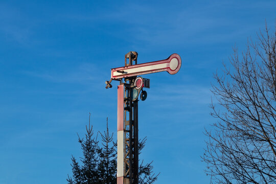 mechanisches Formsignal an einer Bahnstrecke