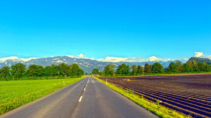Naklejka premium Kriessernstrasse in Altsätten in Richtung Zollstelle Mäder (Österreich)