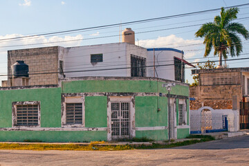 Obraz premium Small pastel colored colonial house with a washed out facade