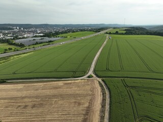 Felder im Sommer am Abend unter einem blauen Himmel
