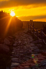 Szlak górski w Karkonoszach w stronę skałek Słoneczniki, przy Zachodzie Słońca © krzys ser