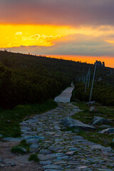 Szlak górski w Karkonoszach w stronę skałek Słoneczniki, przy Zachodzie Słońca © krzys ser