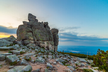 Skałki Słoneczniki w Karkonoszach w Karpaczu o zmierzchu, przy zachodzie słońca - Dolny Śląsk © krzys ser