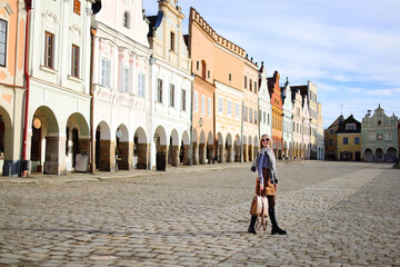 Obraz premium girl posing in Telc with view on a main square