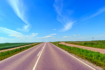 Die Bundesstraße 13 in Richtung Ochsenfurt in Bayern