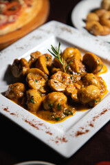 champiñones al ajillo