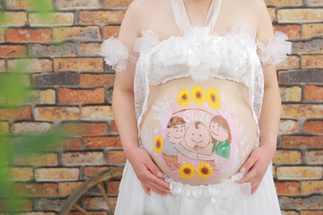 お腹に赤ちゃんのいる女性とベリーペイント