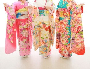 綺麗な着物を着た三人の美しい女性