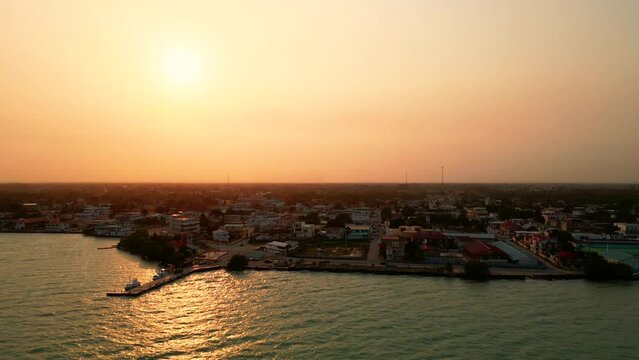 Hermoso atardecer cuando el sol cae sobre el pueblo y poblado ciudad del distrito de corozal belice Centroamerica amanecer anochecer en el puerto en el muelle en la costa