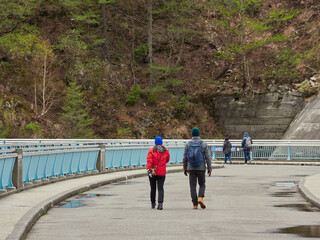 富山県の黒部ダムを観光する人々の姿