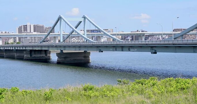 荒川にかかる葛西橋と首都高速