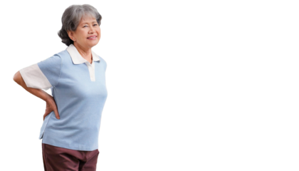 腰に手を当てて、体操をしようとしている高齢女性。