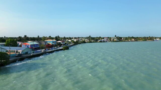 costa de la playa orilla en las calles y mar de la ciudad del Distrito de Corozal Belice Centroamerica agua cristalina del caribe paraiso de la naturaleza vista panoramica