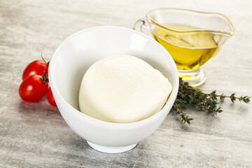 Round Mozzarella young cheese ball