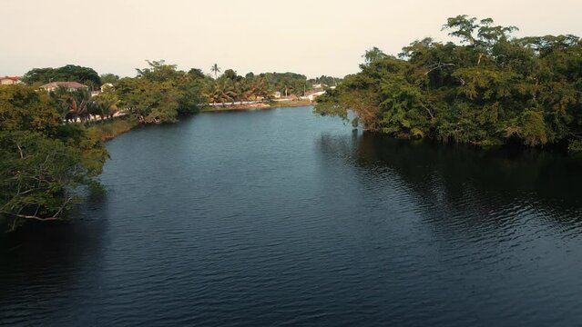 Rio creciente lago Manglar con gran caudal ancho rodeado de arboles atardecer en el Distrito de Corozal Belice Centroam&eacute;rica paisaje impresionante e imponente
