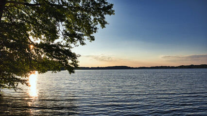 See am Abend mit Sonnen und Dramatischen Himmel - Sunset - Landscape - Beautiful - Sunrise over Sea - Colorful - Reed - Clouds - Sky - Sundown - Sun - Silhouette - High quality photo	