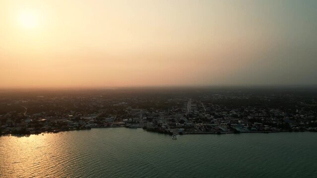 paisaje de la costa en el caribe de corozal Belice Centroamerica vista aerea del mar del oceano en mar abierto
