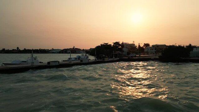 atardecer en muelle con embarcacion botes barcos lanchas y el ferry en el distrito de corozal belice centroamerica hermoso paisaje de un anochecer a la orilla del mar