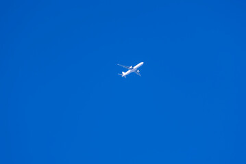 青空を飛ぶ飛行機