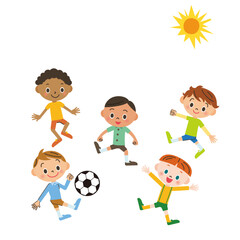 外でサッカーで遊ぶ男の子逹