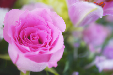 ピンク色の薔薇のをあしらったフラワーアレンジメント