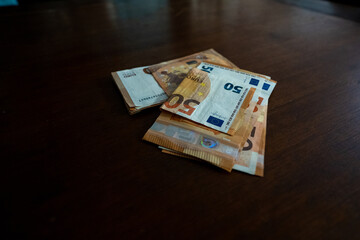 Billetes de 50 euros sobre una mesa de madera