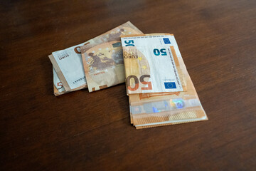 Billetes de 50 euros sobre una mesa de madera