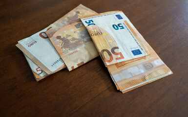 Billetes de 50 euros sobre una mesa de madera