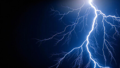 青い稲妻。暗い闇に浮かぶ稲妻の光。Blue lightning. A flash of lightning floating in the darkness.