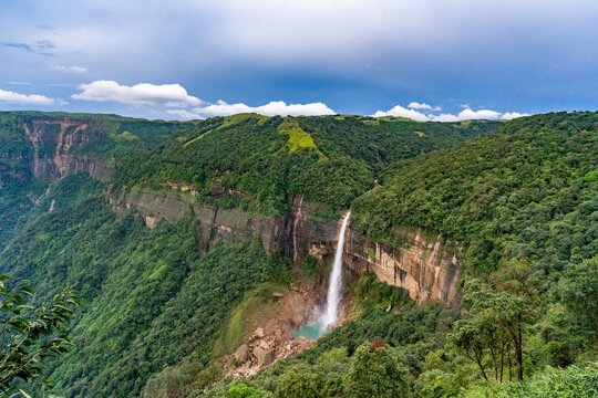 Cherrapunji, one of the wettest places on earth, is home to the stunning Nohkalikai Falls. The Nohkalikai Falls is the tallest plunge waterfall in India.