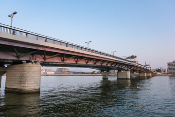 早朝の宍道湖に架かる宍道湖大橋