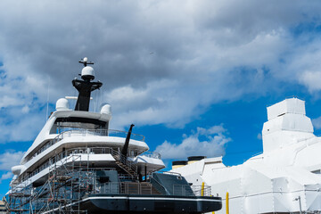Eine im Bau befindliche Yacht im Alten Hafen von Barcelona, Spanien