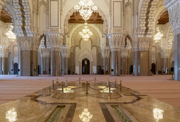 Obraz premium view of the Qibla or prayer niche and the central nave in the Hassan II Mosque in downtown Casablanca