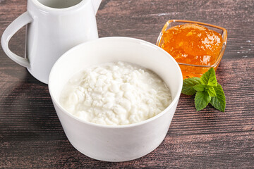 Grain curd with cream and jam