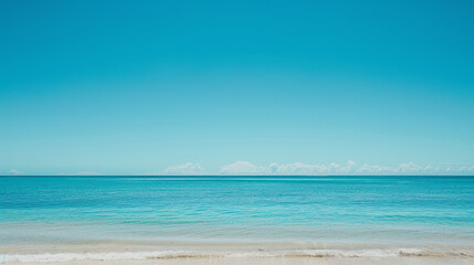 Obraz premium The ocean is calm and the sky is clear