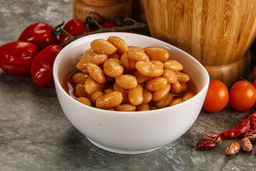 Canned beans in tomato sauce