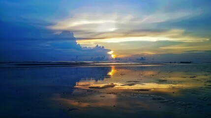 Obraz premium Golden Sunset Reflection on a Calm Beach