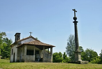 Obraz premium Capela de Santa Cruz with histortic stone cross in Guimaraes, Norte - Portugal