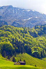 Gleitschirmfliegen im Alpsteinmassiv in der Schweiz