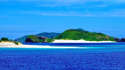 沖縄県阿嘉島からみた慶良間諸島と海の風景