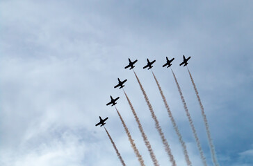 Aviones CASA C-101 de la patrulla águila dejando una estela. Aviones militares y de servicios de emergencia volando en el desfile militar del día 12 de octubre de 2019. Madrid, España.