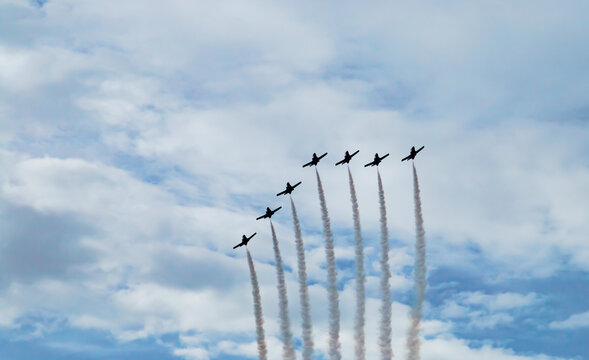 Aviones CASA C-101 de la patrulla &aacute;guila dejando una estela. Aviones militares y de servicios de emergencia volando en el desfile militar del d&iacute;a 12 de octubre de 2019. Madrid, Espa&ntilde;a.