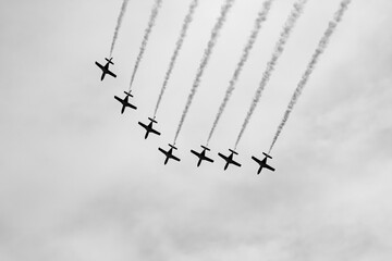 Aviones CASA C-101 de la patrulla águila dejando una estela. Aviones militares y de servicios de emergencia volando en el desfile militar del día 12 de octubre de 2019. Madrid, España.